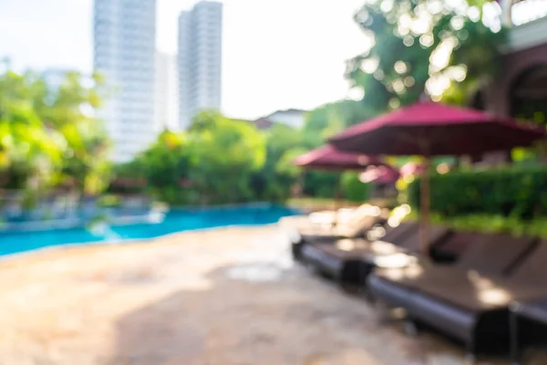 Borrão abstrato e desfoque bela piscina exterior em quente — Fotografia de Stock