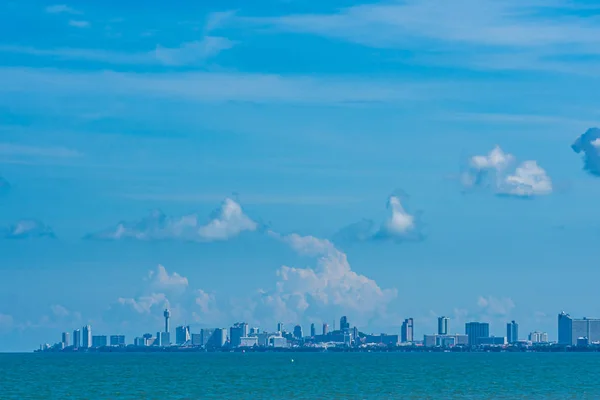 Гарний краєвид море з міський пейзаж Паттайя і білий clou — стокове фото