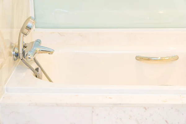 Banheira de luxo branco decoração no banheiro e banheiro — Fotografia de Stock