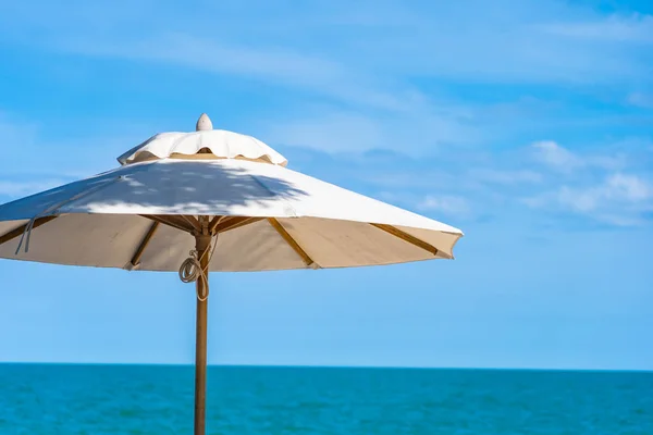 Belo guarda-chuva e cadeira em torno da praia mar oceano com sk azul — Fotografia de Stock