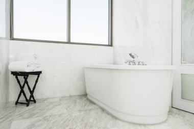 Güzel lüks beyaz küvet banyo iç dekorasyonda