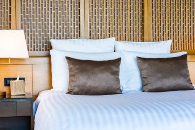 Yatak ve battaniye üzerinde güzel lüks rahat beyaz yastık Dec