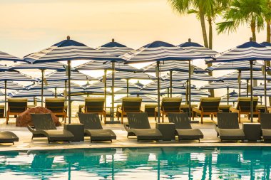 Otel re açık yüzme havuzu etrafında Şemsiye ve sandalye kanepe
