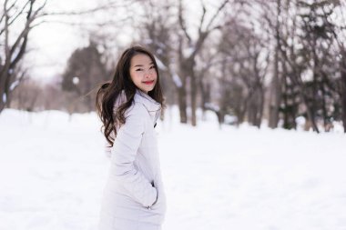 Kar kazanmak seyahat için mutlu gülümseyen güzel genç Asyalı kadın