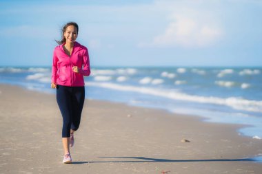 Portre güzel genç Asyalı kadın çalışan ve t üzerinde egzersiz