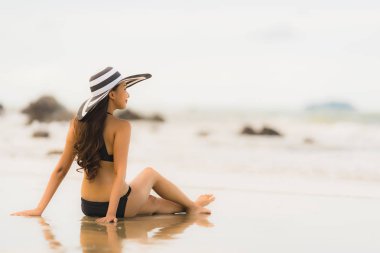 Portre güzel genç Asyalı kadın plaj se üzerinde bikini giymek