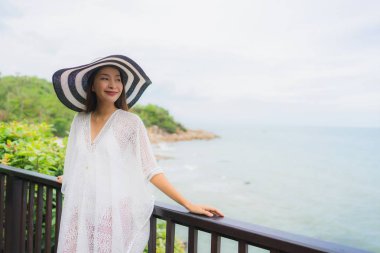 Portre güzel genç Asyalı kadın deniz plaj okyanus arıyor