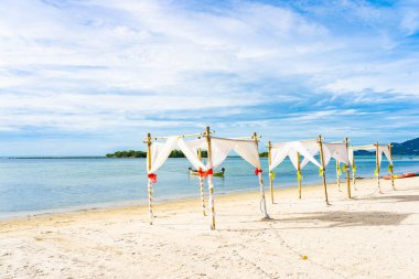 Şemsiye sandalye ile güzel açık tropikal plaj deniz Okyanusu