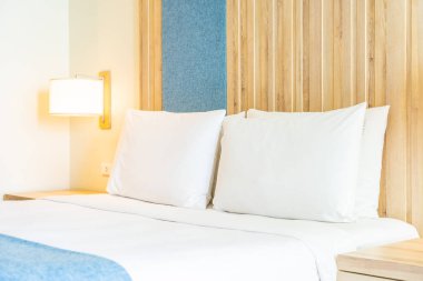 Hafif lamba ile yatak dekorasyonbeyaz rahat yastık