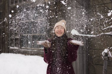 Kar kazanmak seyahat için mutlu gülümseyen güzel genç Asyalı kadın