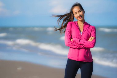 Portre güzel genç Asyalı kadın çalışan ve t üzerinde egzersiz