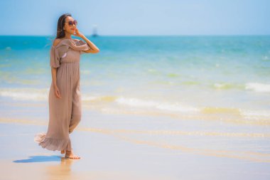 Portre güzel genç Asyalı kadın mutlu gülümseme Relax tr