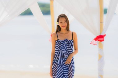 Portre genç asyalı kadın plaj deniz okyanus wi etrafında mutlu gülümseme