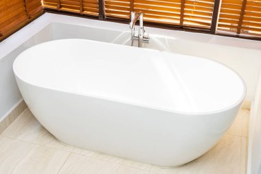 Güzel lüks ve rahat beyaz küvet dekorasyonda yarasa