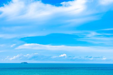 Beyaz bulut ile güzel panoramik manzara veya deniz manzarası okyanus