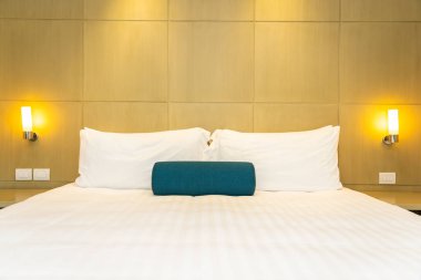 Yatak dekorasyon iç güzel beyaz yastık ve battaniye