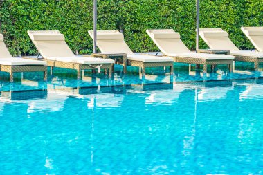 Otel re açık yüzme havuzu etrafında Şemsiye ve sandalye kanepe