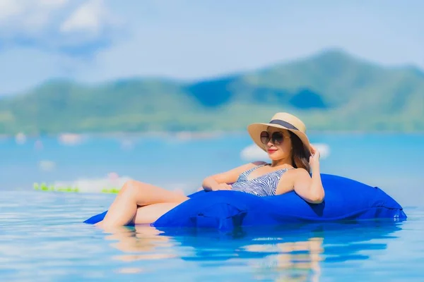 Retrato hermosa joven asiática mujer feliz sonrisa relajarse en swimmi — Foto de Stock