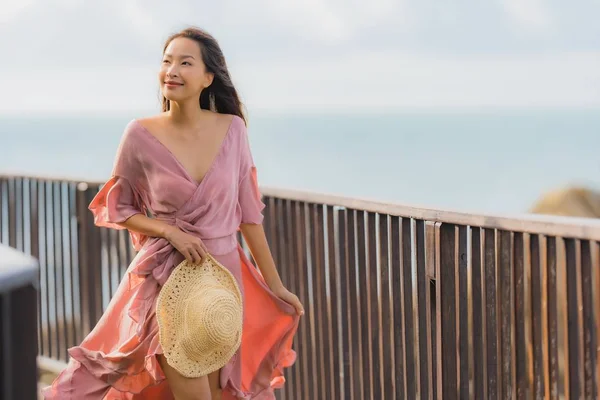 Портрет красива молода азіатська жінка дивиться море пляж океан для — стокове фото