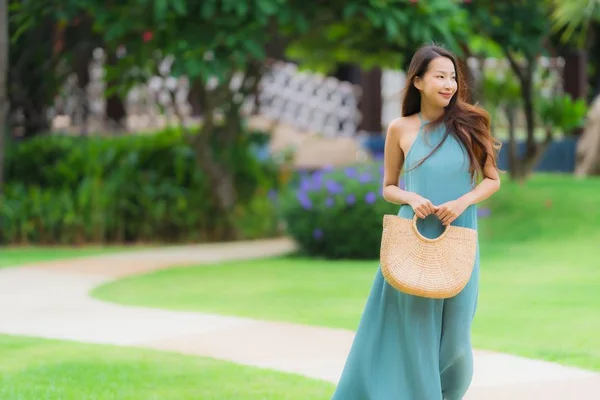 Retrato bonito jovem asiático mulher feliz sorriso relaxar com passeio — Fotografia de Stock