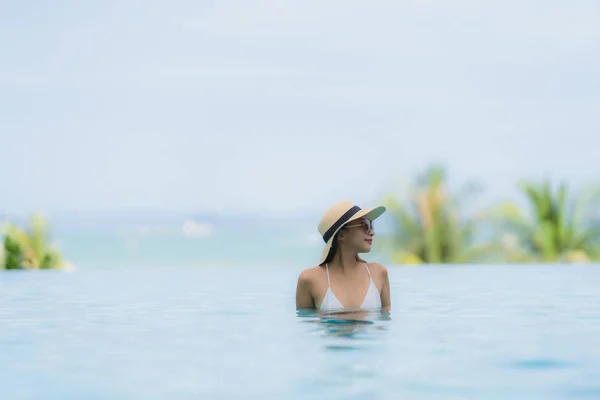 Portre genç asya kadın mutlu gülümseme yüzme kaka etrafında dinlenmek — Stok fotoğraf