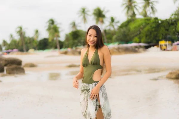 Retrato hermosa asiática mujeres feliz sonrisa relajarse en el tropical —  Fotos de Stock