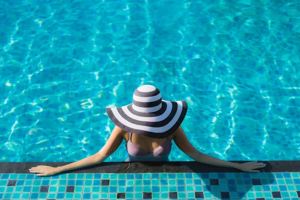 Hermosa retrato asiático mujer relax feliz sonrisa alrededor al aire libre — Foto de Stock