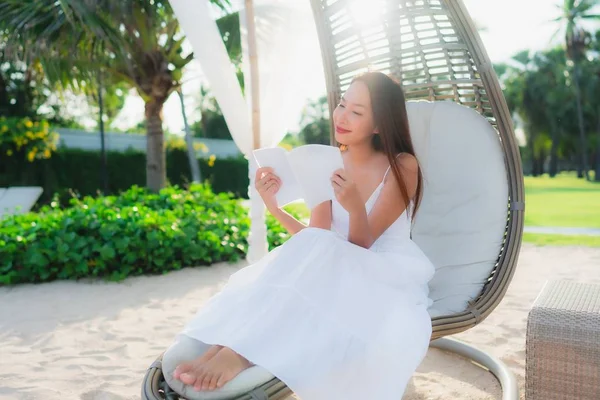 초상화 아름 다운 아시아 여자 독서 책 주위 해변 바다 oce — 스톡 사진