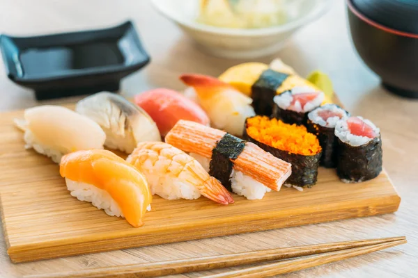 Tuńczyka łosoś powłoki, krewetki i inne mięsa maki sushi — Zdjęcie stockowe
