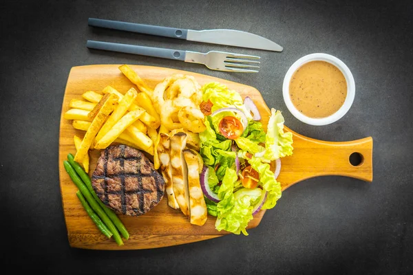 Grilovaný hovězí maso steak s omáčkou z francouzské hranolky a čerstvé vegeta — Stock fotografie
