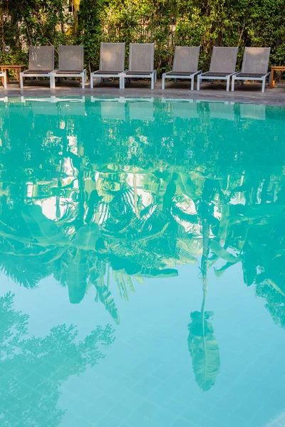 Cadeira vazia em torno da piscina no resort do hotel — Fotografia de Stock