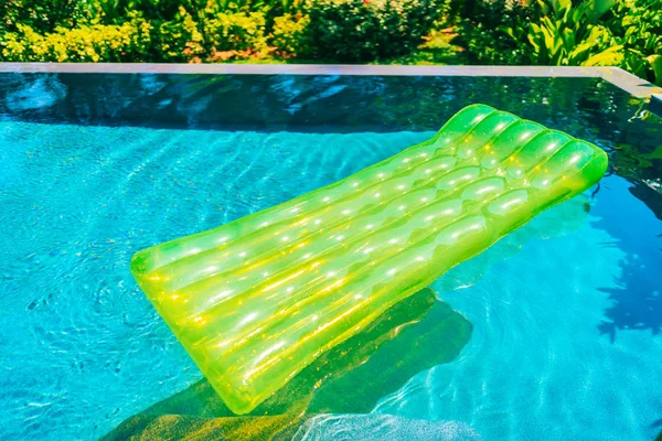 Anneau de natation coloré ou flotteur en caoutchouc autour de l'eau de la piscine — Photo