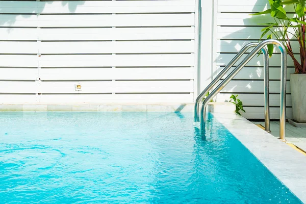 Hermosa piscina al aire libre en el complejo hotelero con escalera —  Fotos de Stock