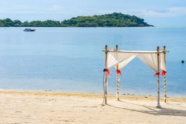 Vackra utomhus tropiska stranden havet med paraply stol a — Stockfoto