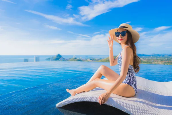 Retrato bonito jovem asiático mulher sorriso feliz relaxar em torno de sw — Fotografia de Stock