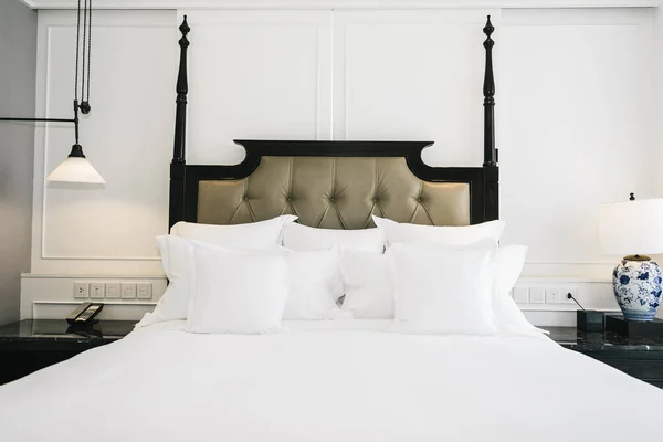Bのベッドの装飾の美しい贅沢な快適な白い枕 — ストック写真