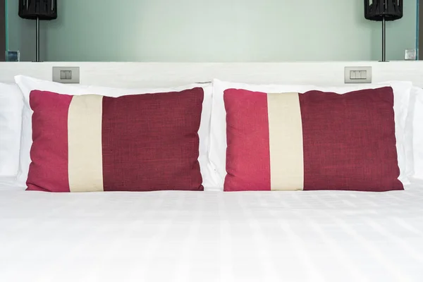 美丽舒适的枕头和毯子上的床装饰 — 图库照片