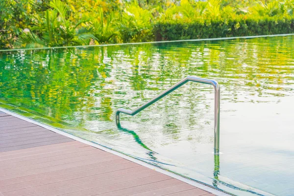 Hermosa piscina al aire libre de lujo en hotel y resort —  Fotos de Stock