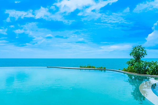 Vacker utomhus infinity pool i hotell Resort med se — Stockfoto