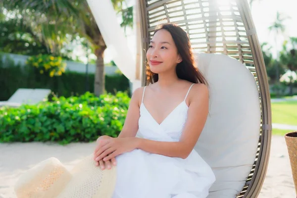 Retrato hermoso asiático mujeres alrededor de playa mar océano con feliz — Foto de Stock