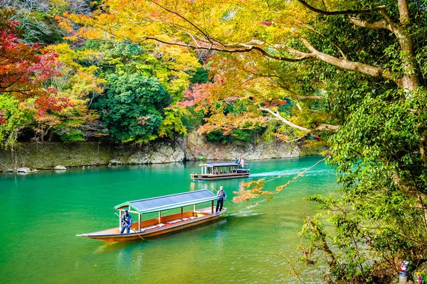 Belo rio Arashiyama com árvore de folha de bordo e barco ao redor — Fotografia de Stock