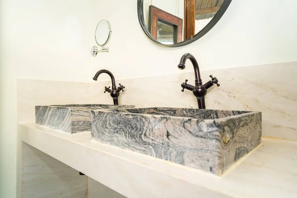 Fregadero y grifo de agua grifo decoración en el baño — Foto de Stock