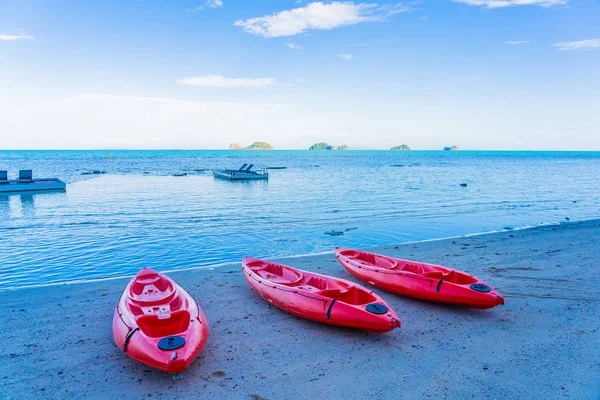 热带海滩海洋的红色皮划艇 — 图库照片