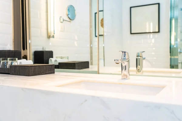 Agua del grifo y decoración del fregadero en el interior del baño — Foto de Stock