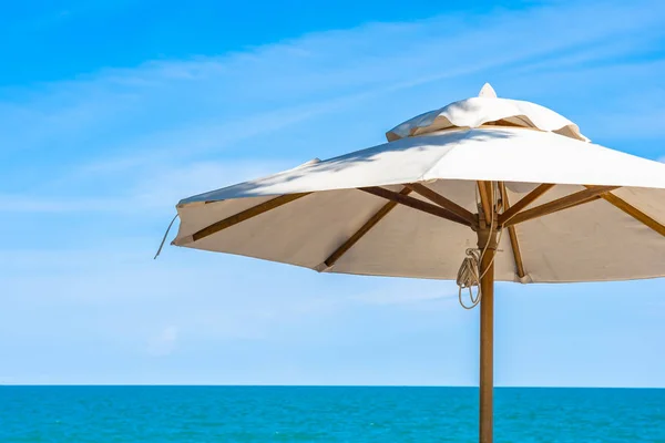 Belo guarda-chuva e cadeira em torno da praia mar oceano com sk azul — Fotografia de Stock