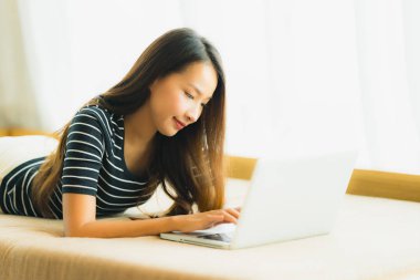 Portre güzel genç Asya kadın kullanarak bilgisayar Notebook veya 