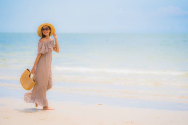 Portre güzel genç Asyalı kadın mutlu gülümseme Relax tr