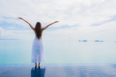 Portre genç asyalı kadın yüzme kaka etrafında mutlu gülümseme dinlenmek
