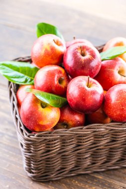 Sepet içinde kırmızı elma