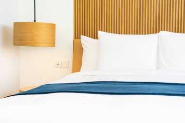 Yatak odasında yatak dekorasyonu güzel rahat yastık